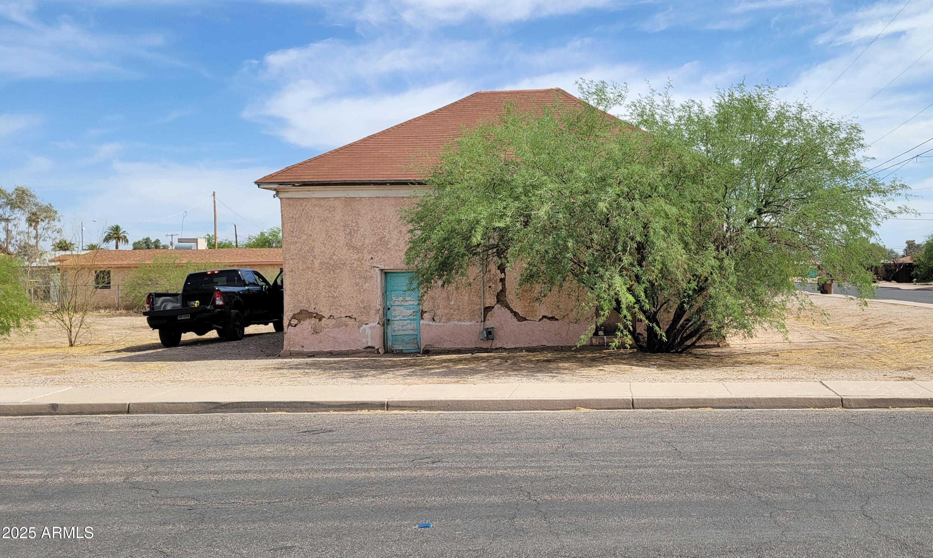 325 West 9th Street Florence, AZ 85132 - Photo 2 of 3 a car parked on the side of the road
