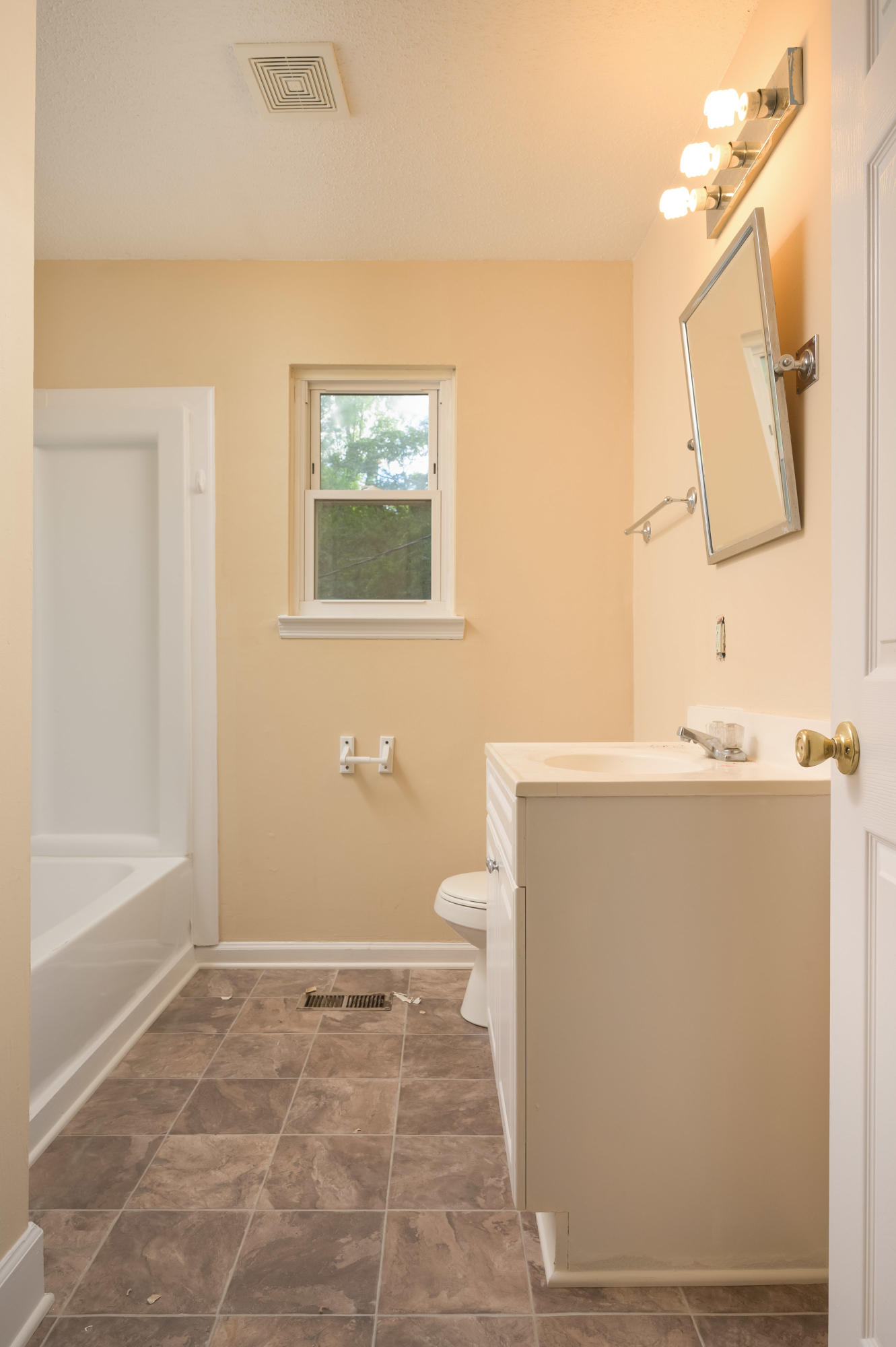 1613 North Chester Road Hixson, TN 37343 - Photo 12 of 20 1613-n-chester-rd-19