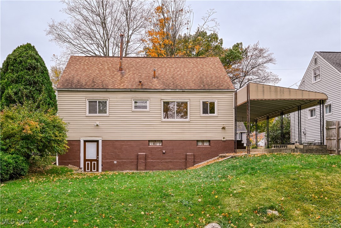 455 Rutland Street Akron, OH 44305 - Photo 4 of 28 Back of house with a yard