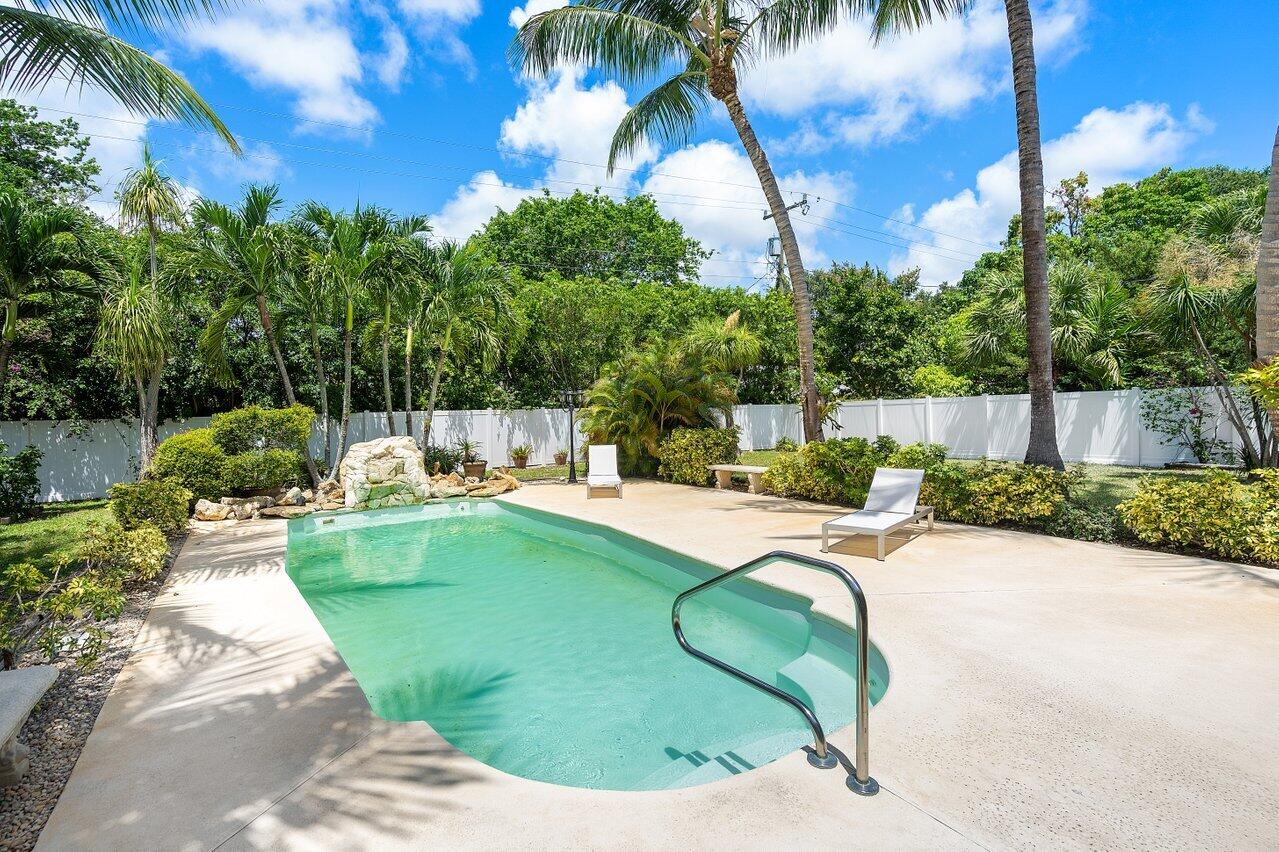 11223 Monet Ridge Road Palm Beach Gardens, FL 33410 - Photo 19 of 30 pool/backyard