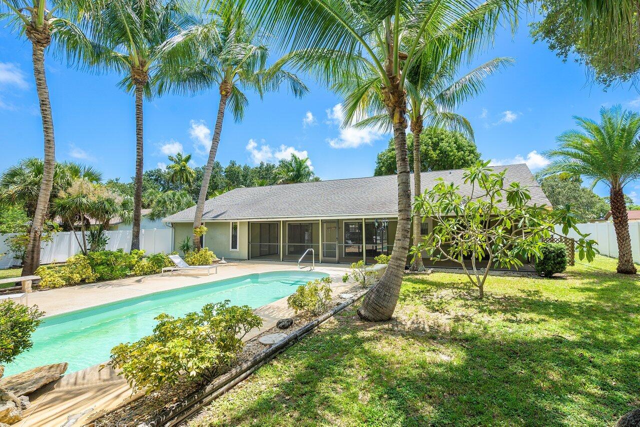 11223 Monet Ridge Road Palm Beach Gardens, FL 33410 - Photo 21 of 30 pool/backyard