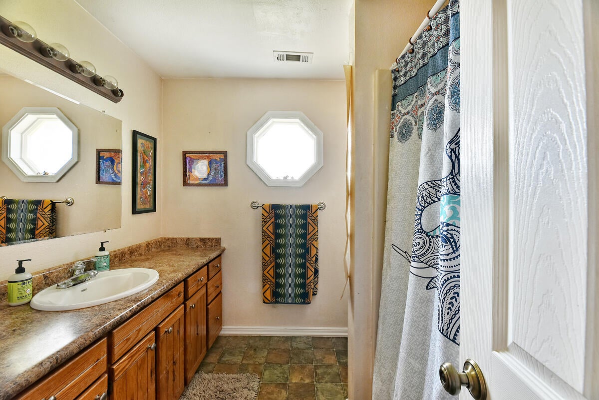 4670 Winnetka Road White City, OR 97503 - Photo 8 of 36 11