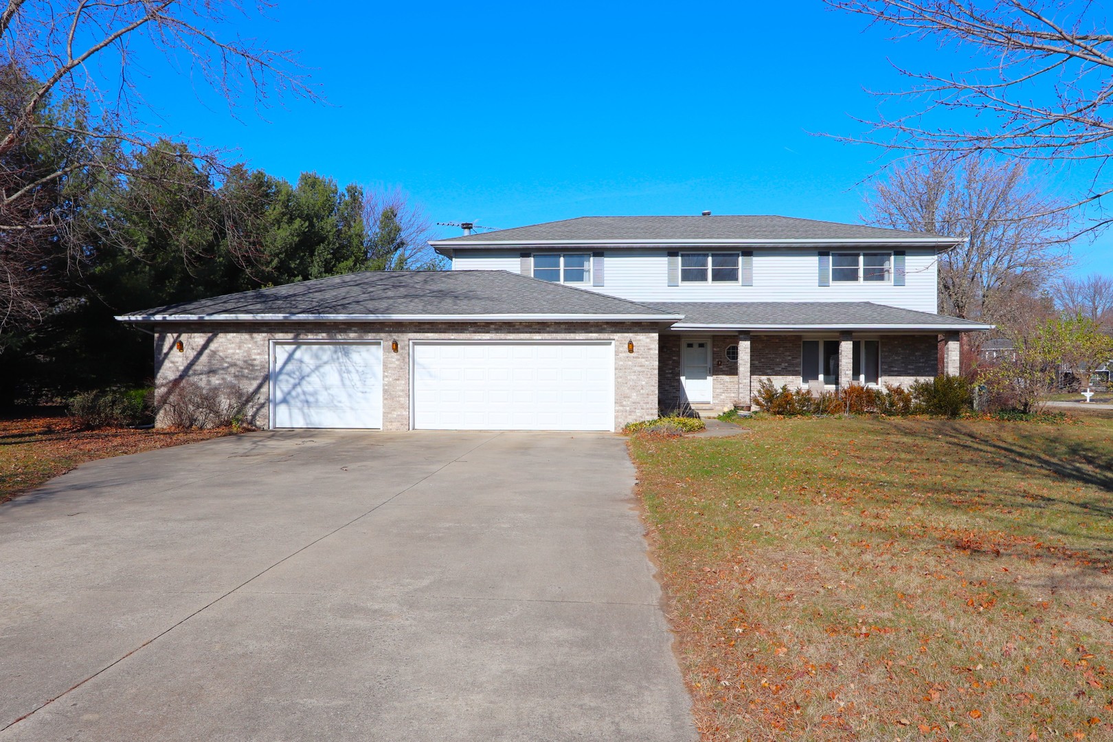 90 Grandin Road Morris, IL 60450 - Photo 1 of 1 front view of a house with a yard