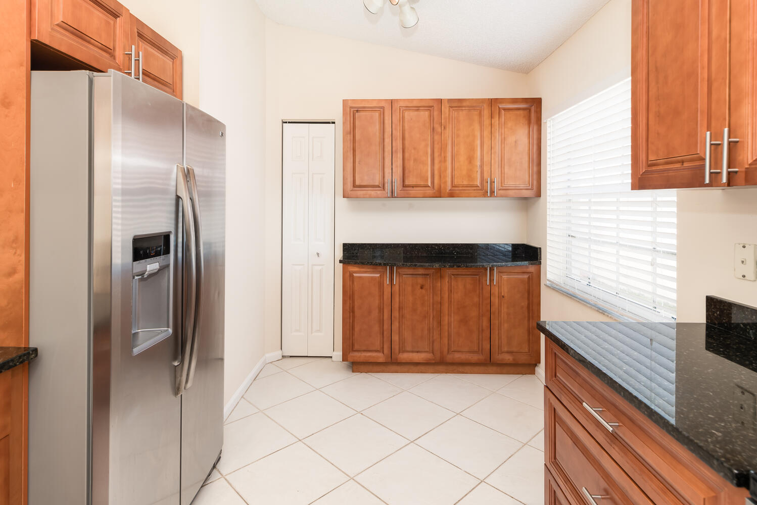 3558 Stratton Lane Boynton Beach, FL 33436 - Photo 11 of 31 Kitchen featuring a Snack/Coffee Bar