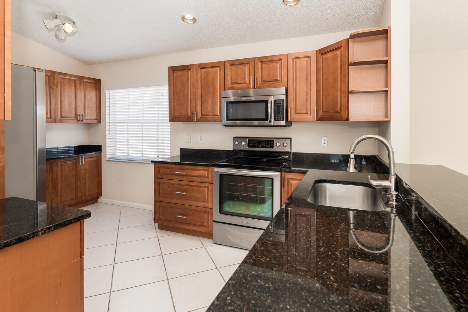 3558 Stratton Lane Boynton Beach, FL 33436 - Photo 10 of 31 Spacious & Beautiful Kitchen