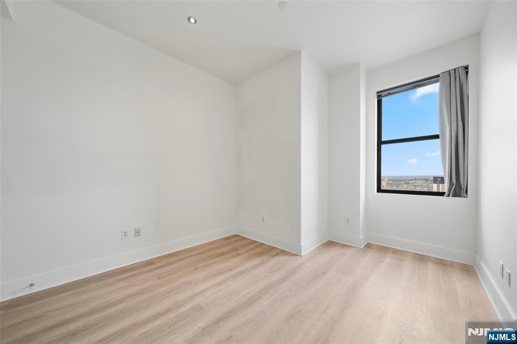 4 Beacon Way, Unit 1407 Jersey City, NJ 07304 - Photo 10 of 19 an empty room with a window