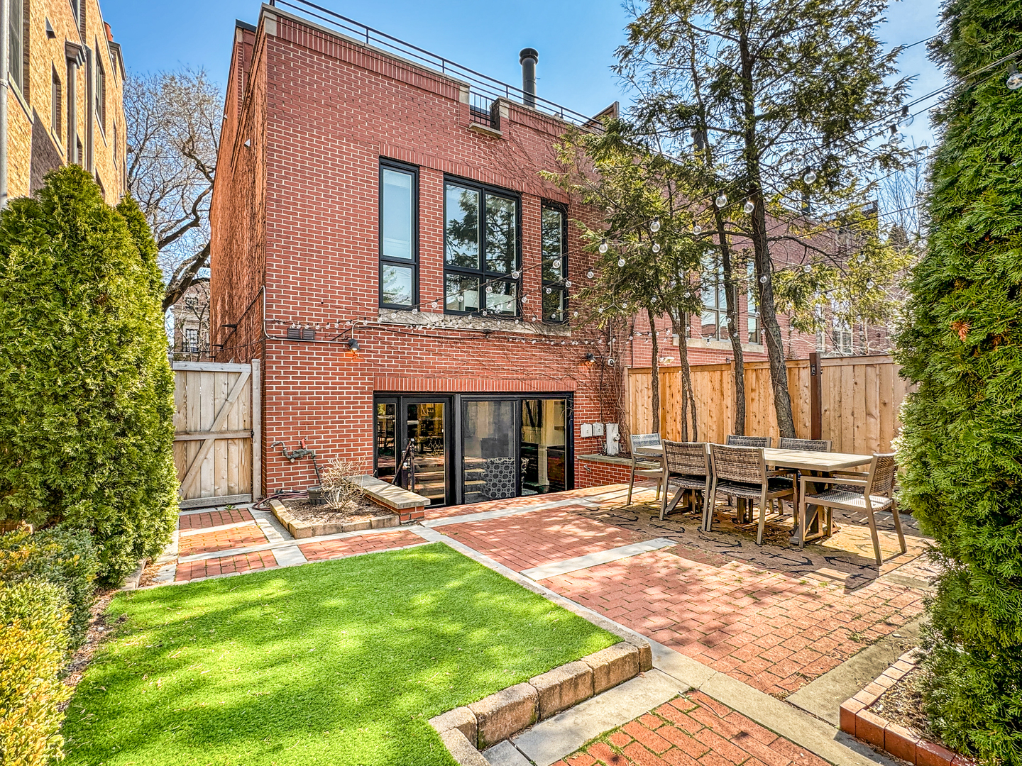 2224 North Wayne Avenue Chicago, IL 60614 - Photo 16 of 36 a view of a building with a backyard