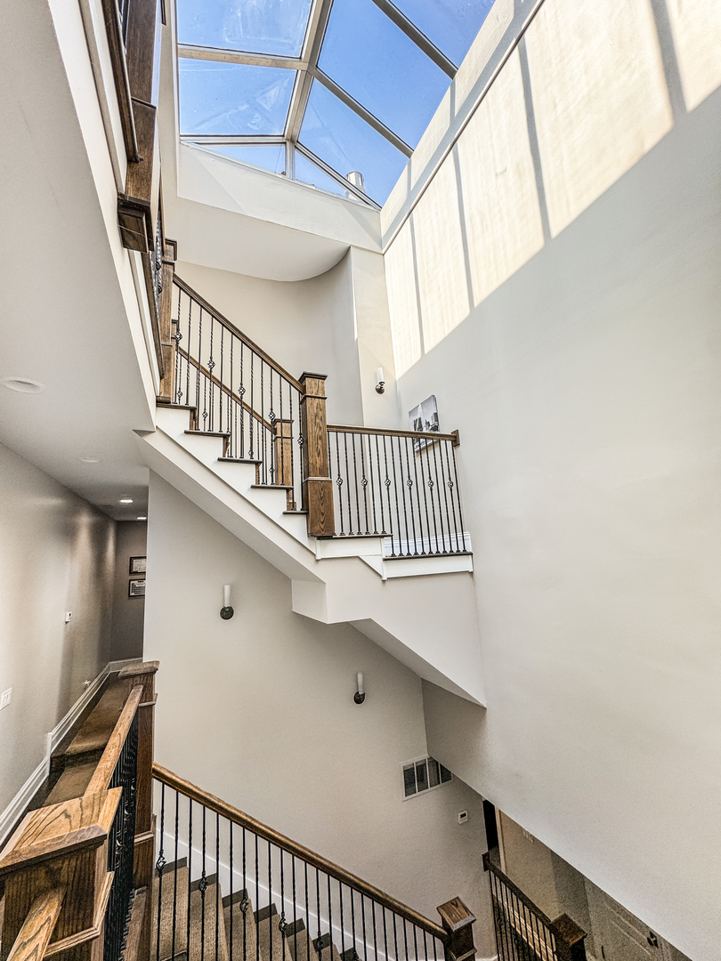 2224 North Wayne Avenue Chicago, IL 60614 - Photo 19 of 36 a view of entryway with a window