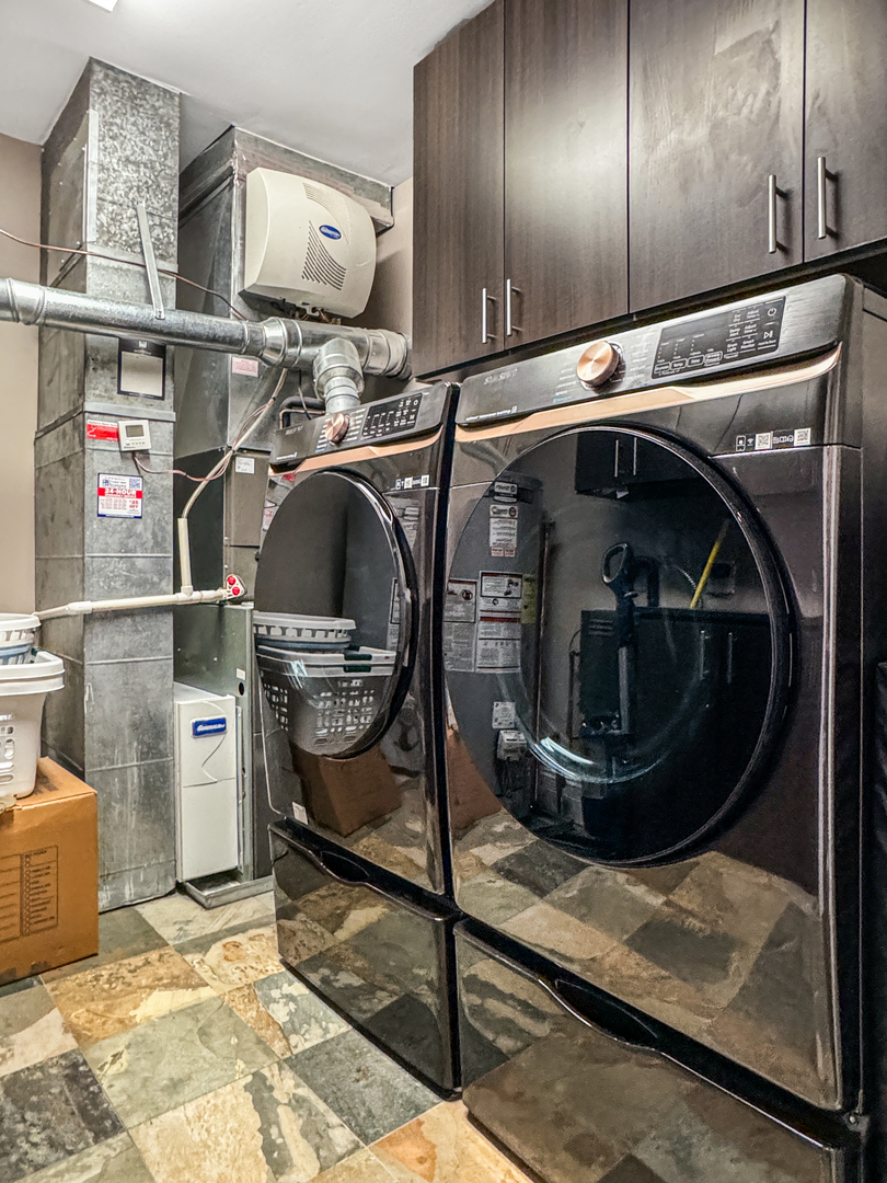 2224 North Wayne Avenue Chicago, IL 60614 - Photo 32 of 36 a close view of water heater room