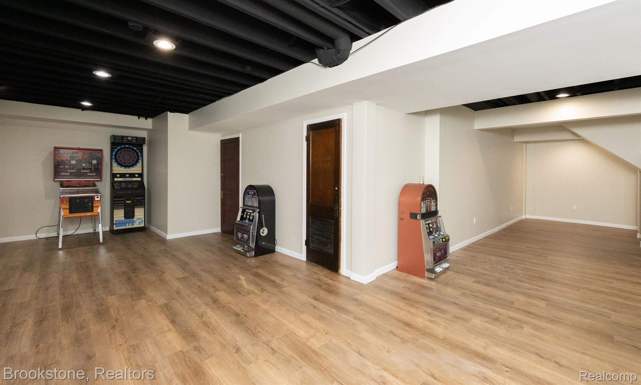 830 Cumberland Ridge Court Rochester, MI 48307 - Photo 35 of 39 Entertainers will delight at the opportunities