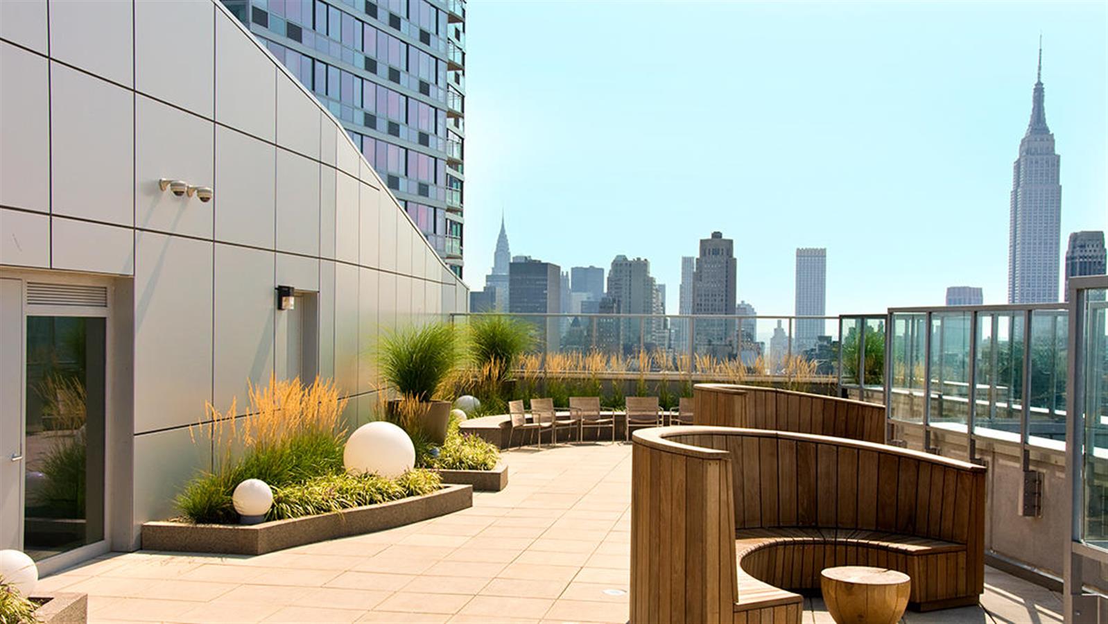 505 West 37th Street, Unit 25H Manhattan, NY 10018 - Photo 4 of 13 a balcony with an outdoor space