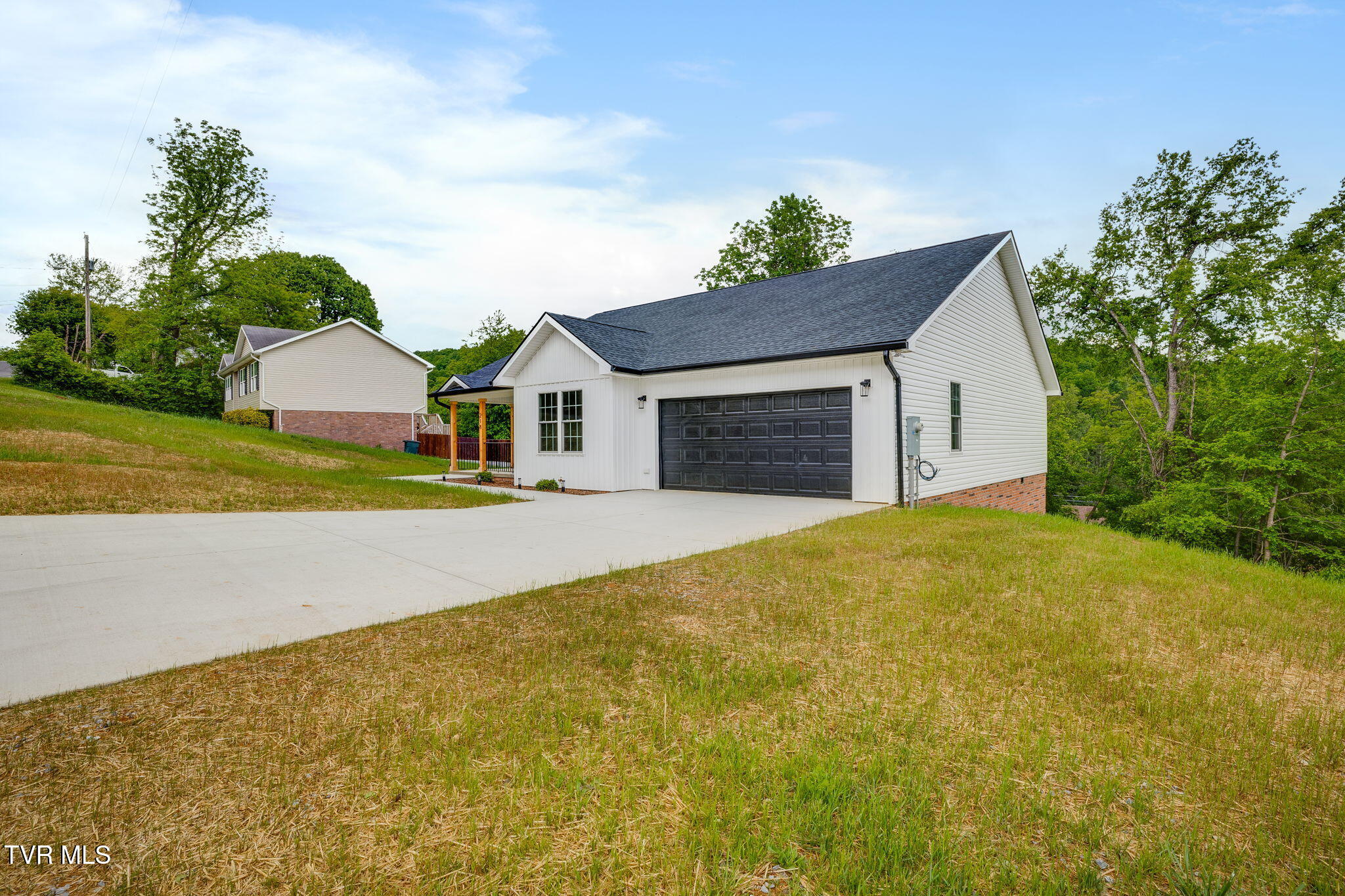 218 Old Siam Road Elizabethton, TN 37643 - Photo 4 of 38 003