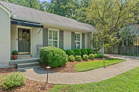 a view of a house with backyard