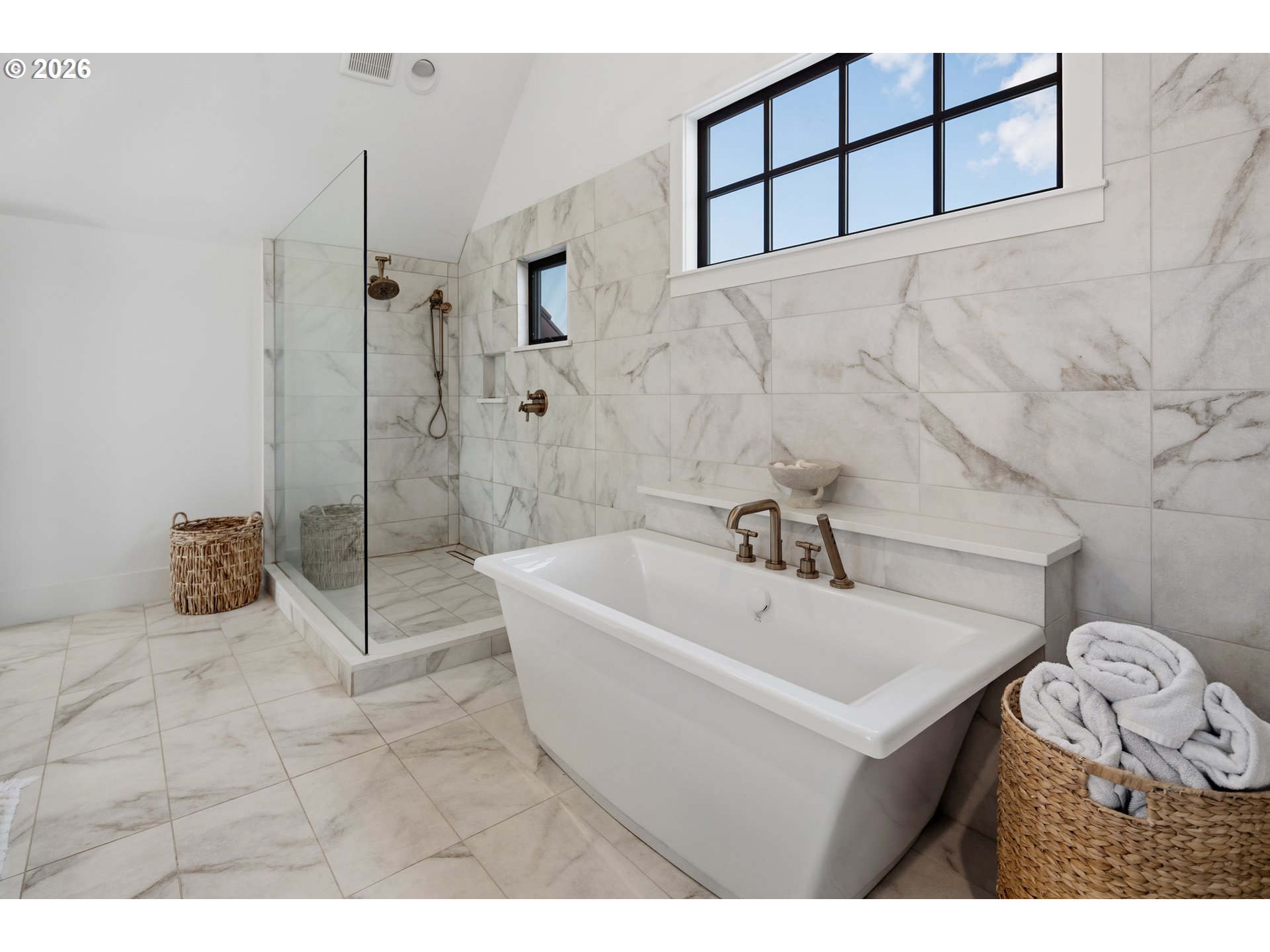 554 Northwest Dawson Ridge Drive Camas, WA 98607 - Photo 21 of 48 a bathroom with a sink a toilet and shower