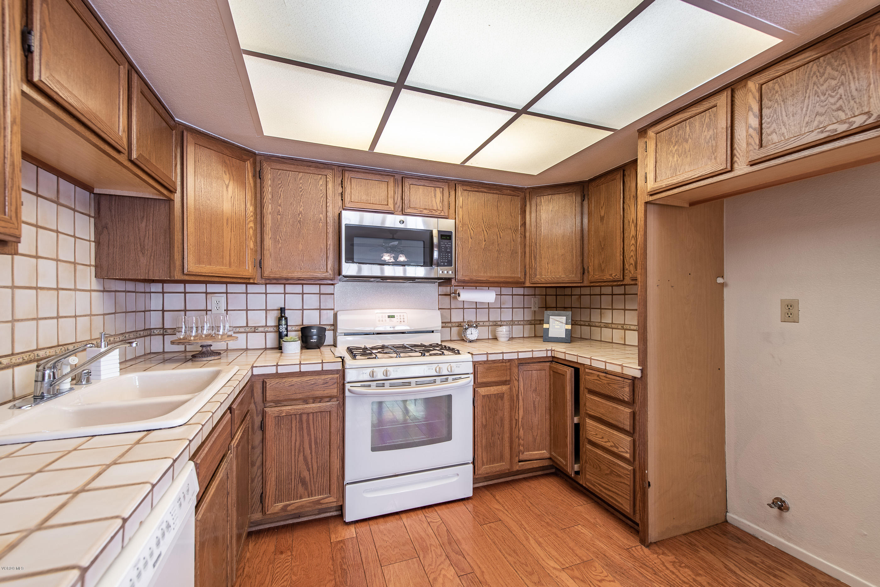 19221 Index Street, Unit 5 Porter Ranch, CA 91326 - Photo 11 of 24 19221 Index St Porter Ranch #5-11