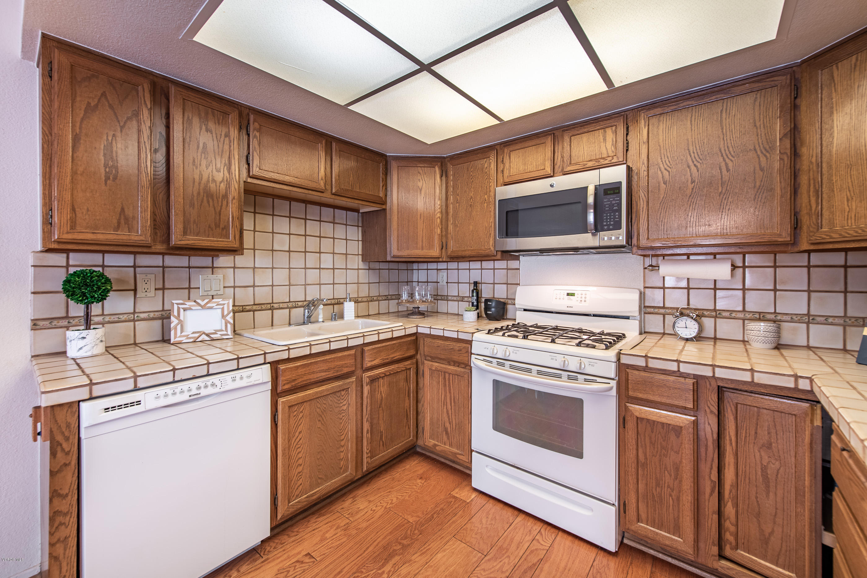 19221 Index Street, Unit 5 Porter Ranch, CA 91326 - Photo 12 of 24 19221 Index St Porter Ranch #5-12