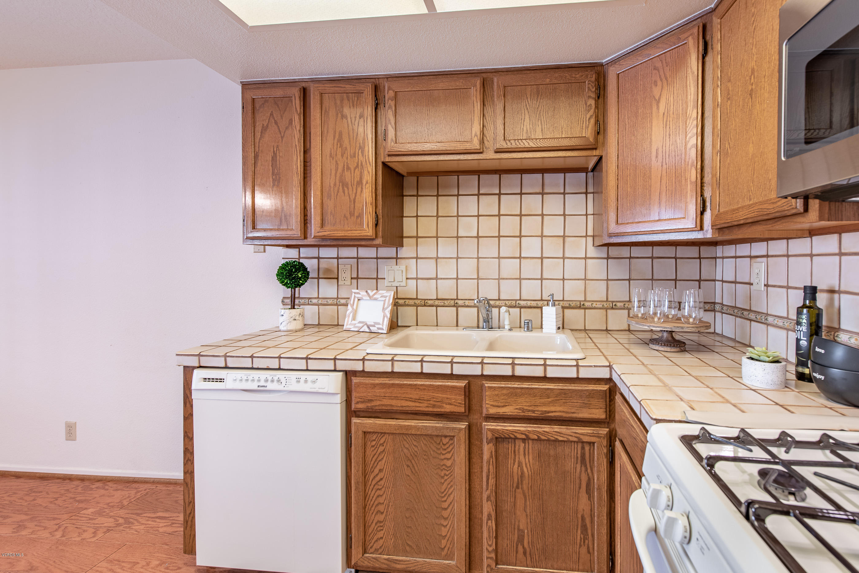 19221 Index Street, Unit 5 Porter Ranch, CA 91326 - Photo 13 of 24 19221 Index St Porter Ranch #5-13