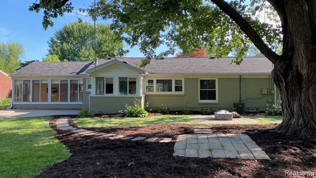 1536 North Renaud Road Grosse Pointe Woods, MI 48236 - Photo 1 of 25