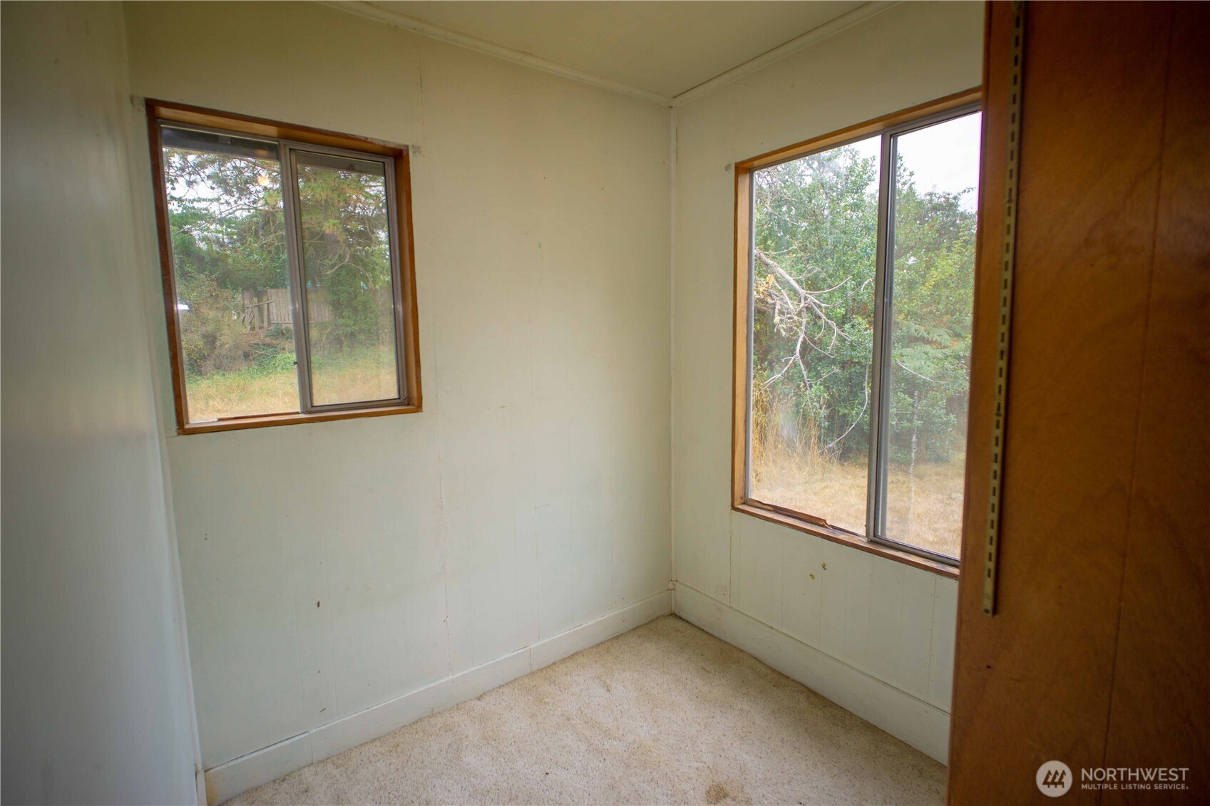 1122 West Spruce Street Port Angeles, WA 98363 - Photo 12 of 30 an empty room with a window