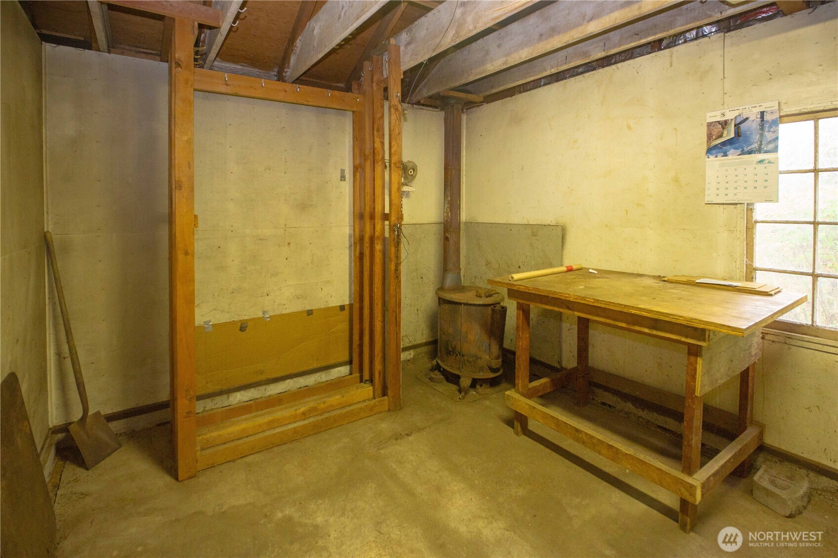 1122 West Spruce Street Port Angeles, WA 98363 - Photo 28 of 30 a view of a bathroom with a tub and a shower