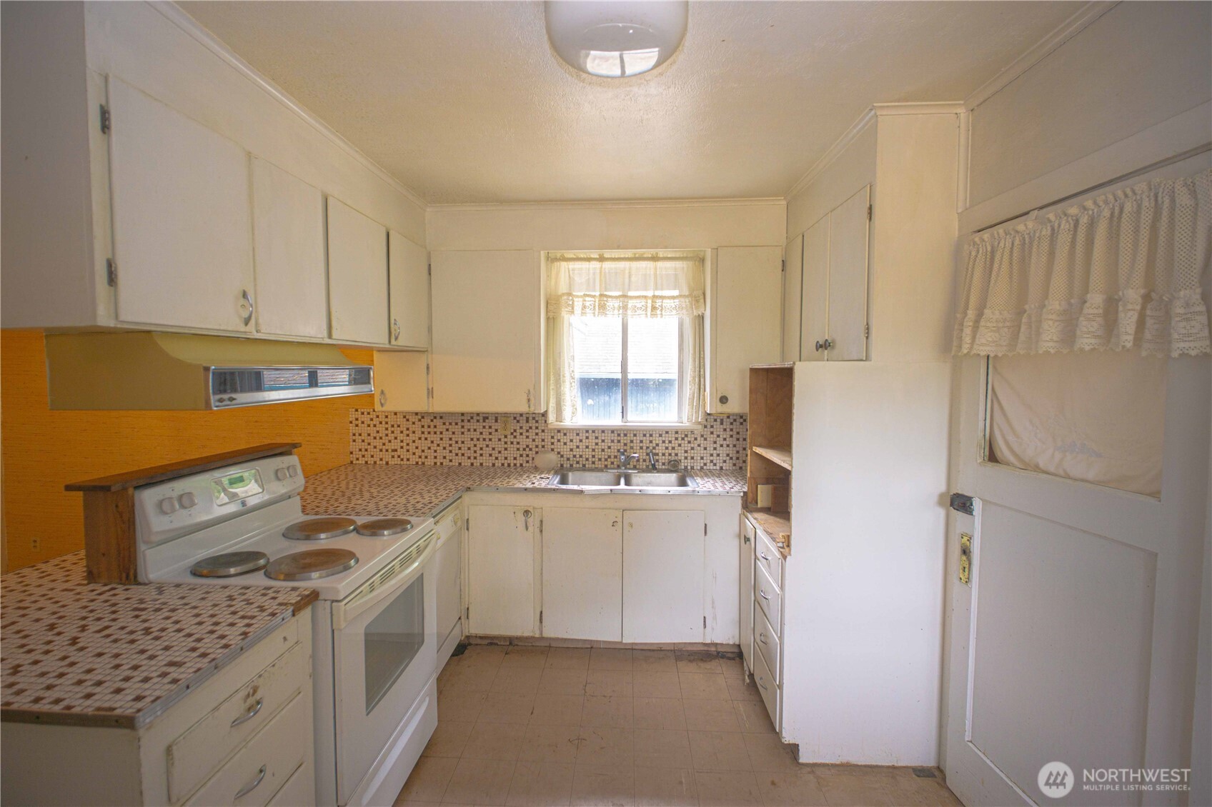 1122 West Spruce Street Port Angeles, WA 98363 - Photo 8 of 30 a kitchen with a stove a refrigerator and a sink