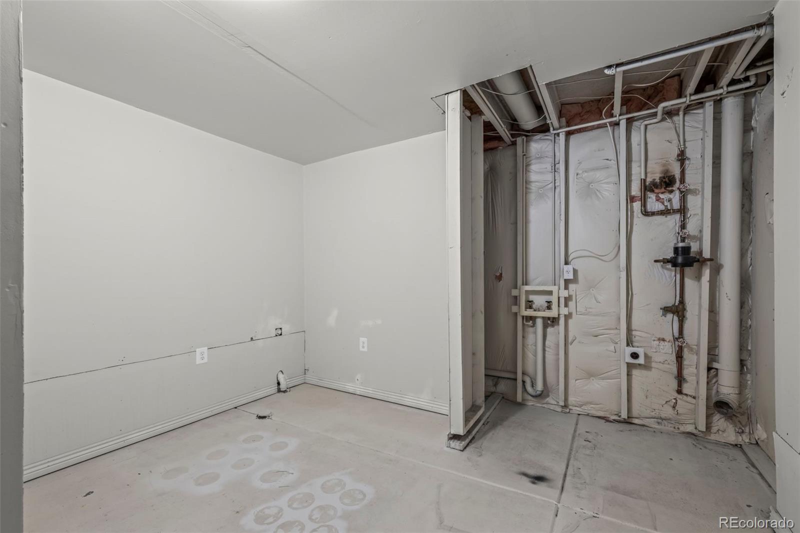 9664 Whitecliff Place Highlands Ranch, CO 80129 - Photo 22 of 46 a view of walk in closet