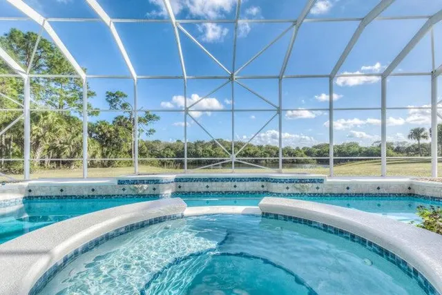 a view of a backyard