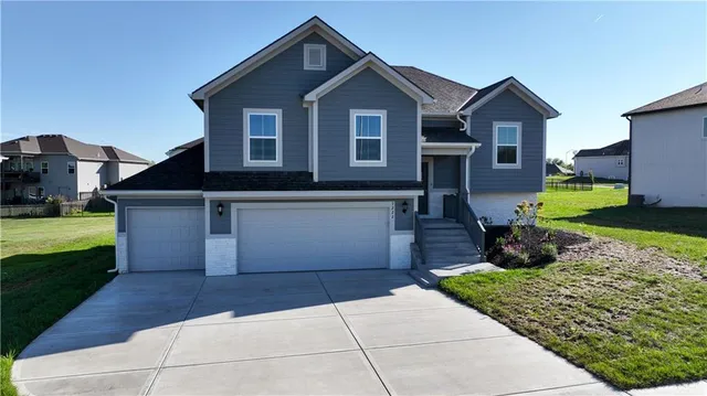 $469,900 | 1222 Northeast 122nd Street, Kansas City, MO 64165