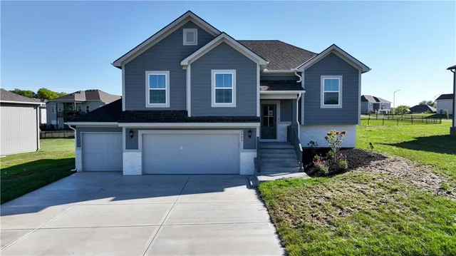 $469,900 | 1222 Northeast 122nd Street, Kansas City, MO 64165