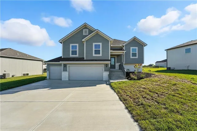 $469,900 | 1222 Northeast 122nd Street, Kansas City, MO 64165