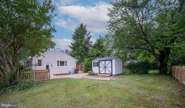 a view of a house with backyard and garden