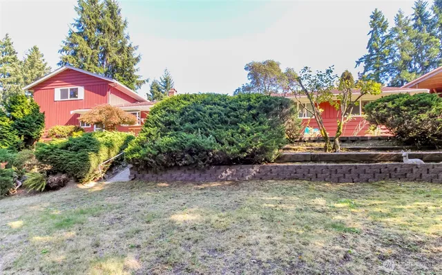 a view of a yard in front of the house