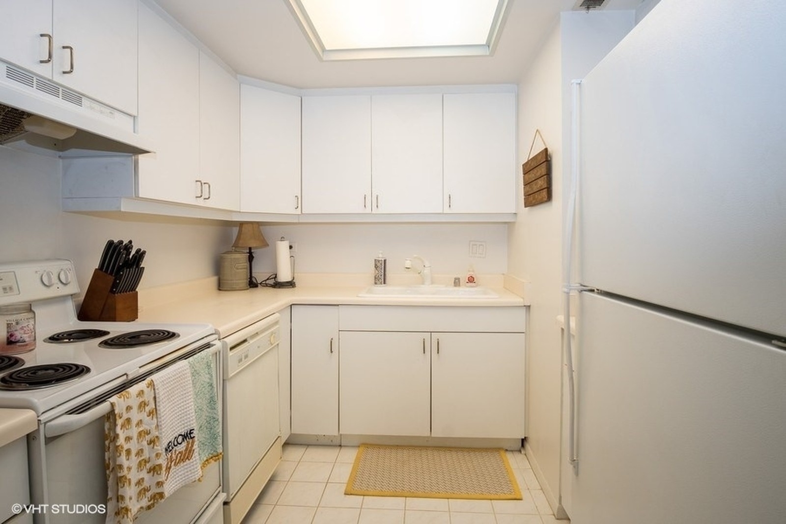 40 East Delaware Place, Unit 705 Chicago, IL 60611 - Photo 9 of 16