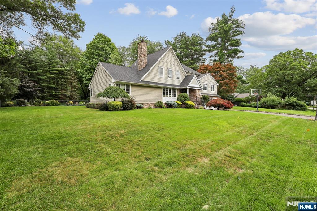 10 Arcadia Road Woodcliff Lake, NJ 07677 - Photo 3 of 33