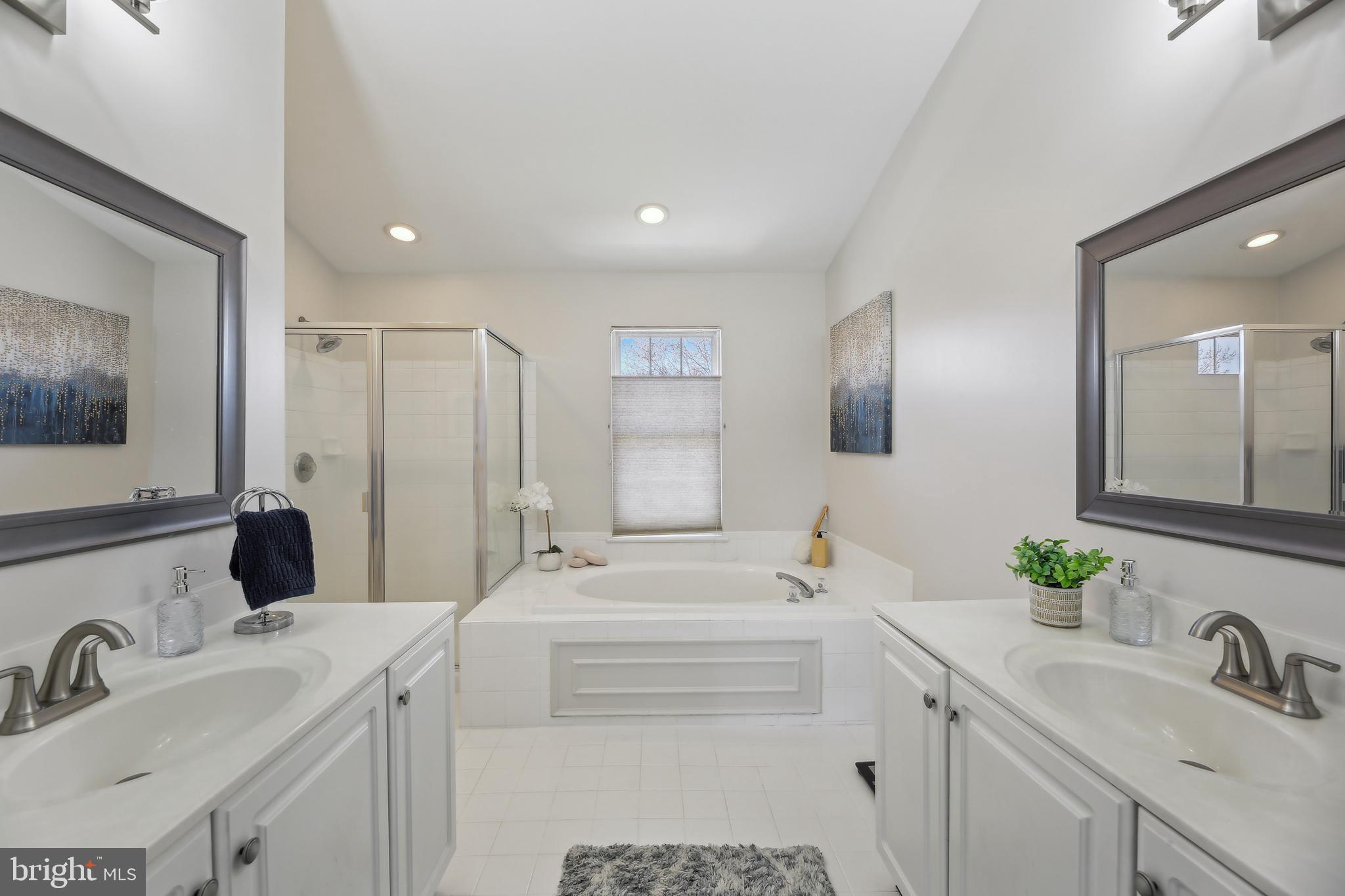 10204 Crosscut Way Damascus, MD 20872 - Photo 31 of 65 Primary bath w sep shower & soaking tub.