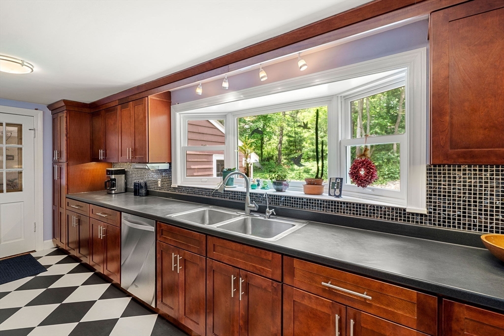 55 Robert Road Marblehead, MA 01945 - Photo 9 of 35 Gallery Image 9