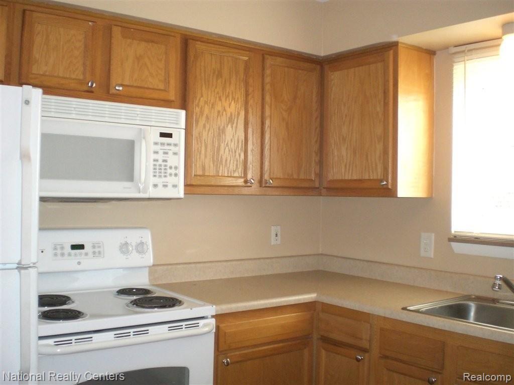 1101 Tienken Court Rochester, MI 48306 - Photo 9 of 14 kitchen