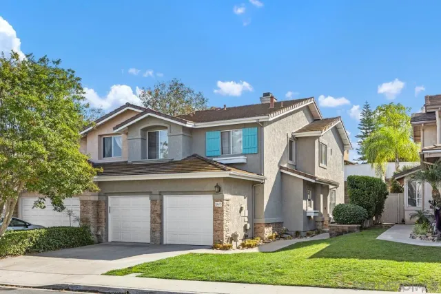 a view of a yard in front of a house