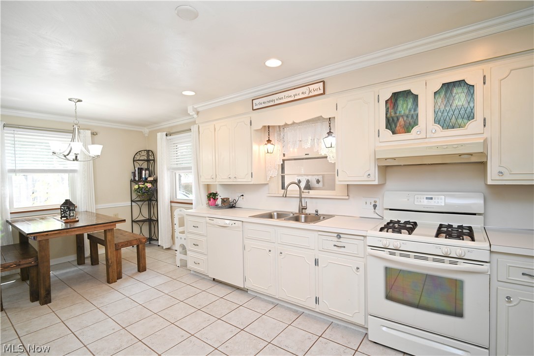 4048 Dover Road Youngstown, OH 44511 - Photo 6 of 18