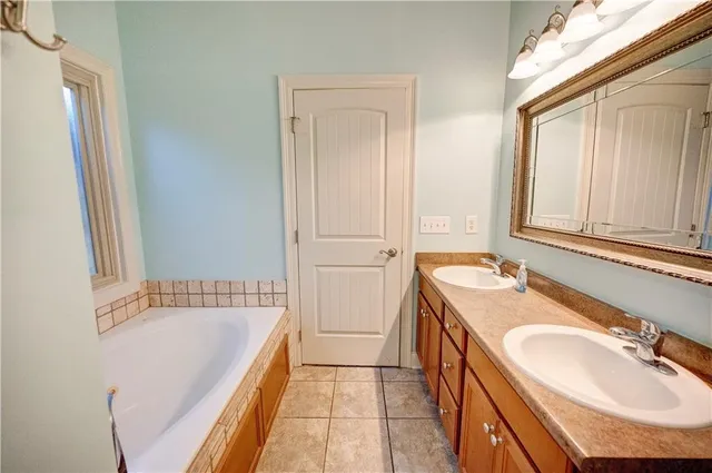 a view of a livingroom with furniture