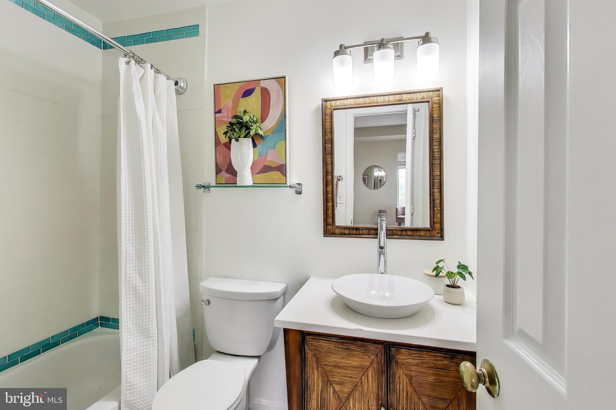 545 East Braddock Road, Unit 608 Alexandria, VA 22314 - Photo 14 of 24 Ensuite primary bathroom