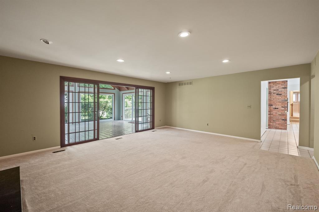 663 Lake Forest Road Rochester, MI 48309 - Photo 4 of 37