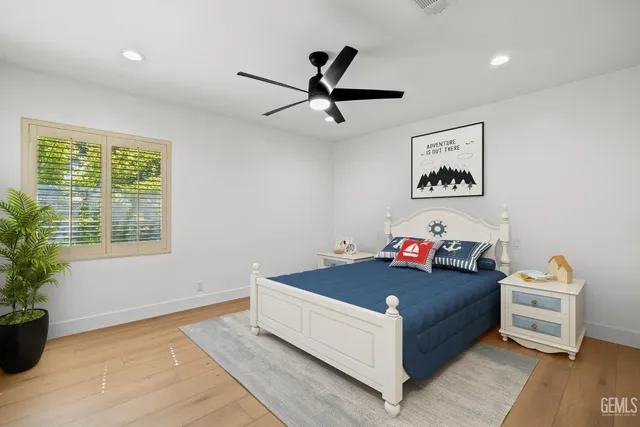 a view of a yard with plants