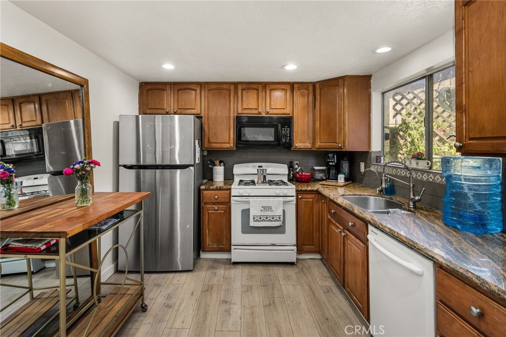 7381 Katella Avenue Stanton, CA 90680 - Photo 7 of 21 kitchen