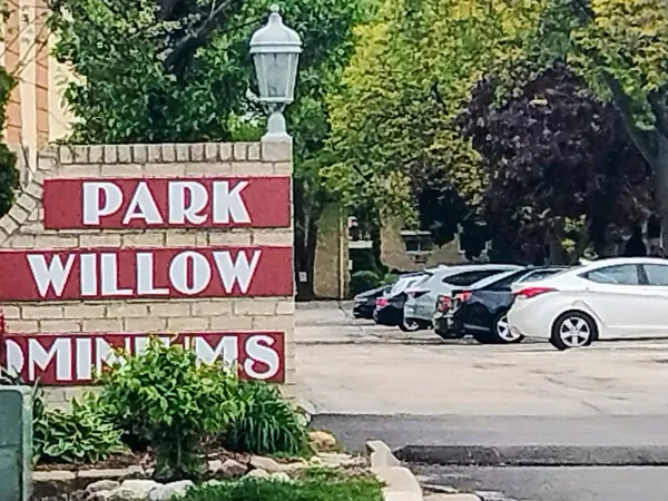 $187,900 | 551 Carlysle Drive, Unit 2, Clarendon Hills, IL 60514