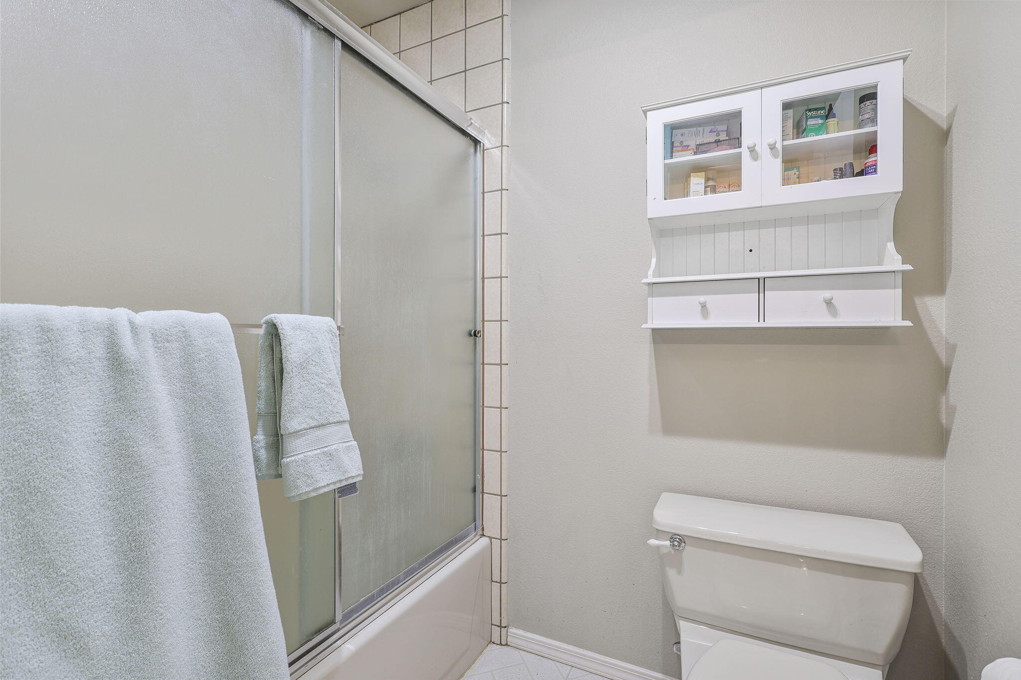444 Ridgecrest Trail, Unit 219 Redding, CA 96003 - Photo 15 of 36 Primary shower over tub