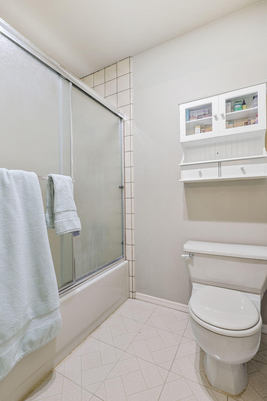 444 Ridgecrest Trail, Unit 219 Redding, CA 96003 - Photo 16 of 36 Primary shower over tub
