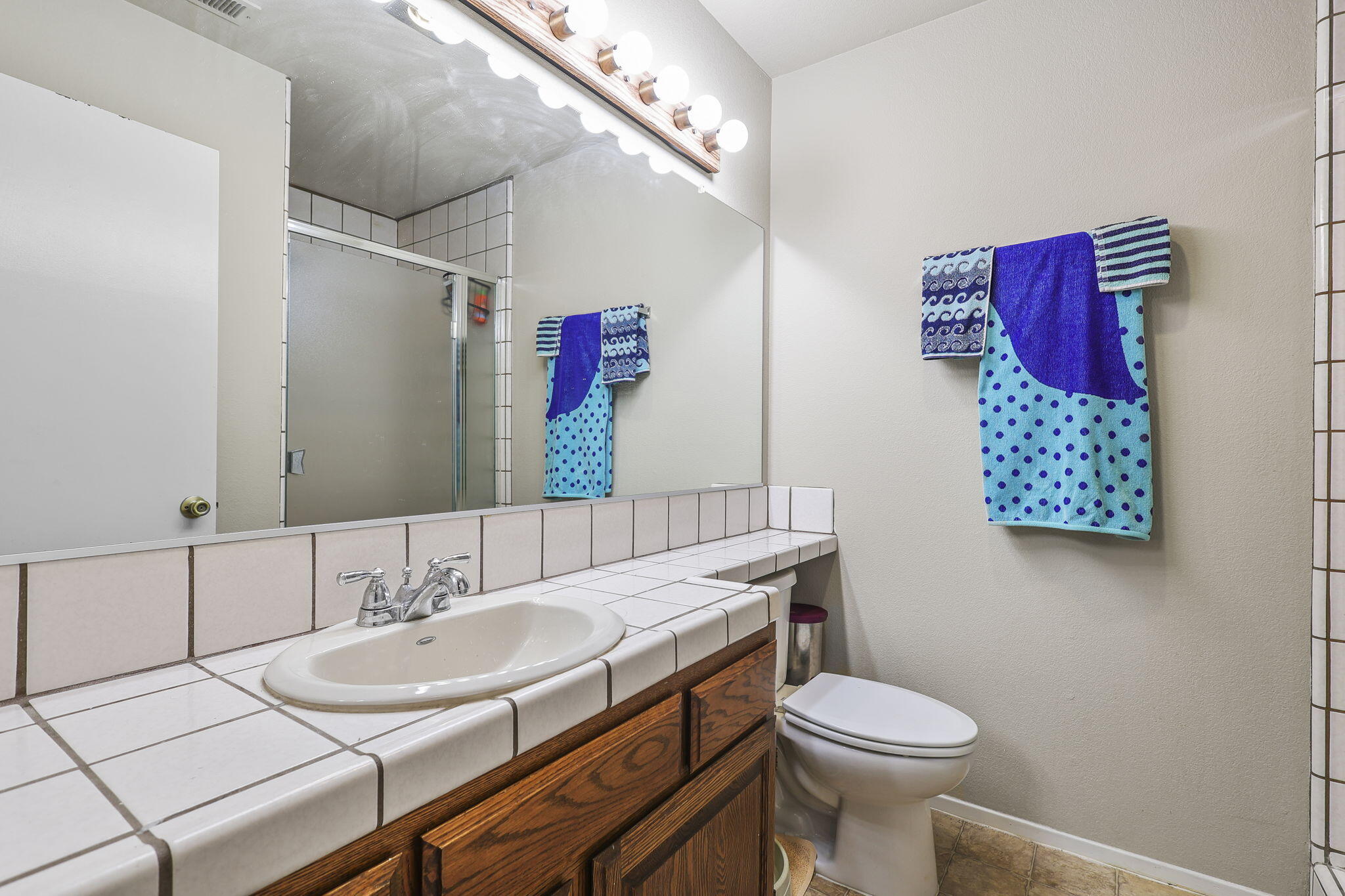 444 Ridgecrest Trail, Unit 219 Redding, CA 96003 - Photo 17 of 36 Hall bath
