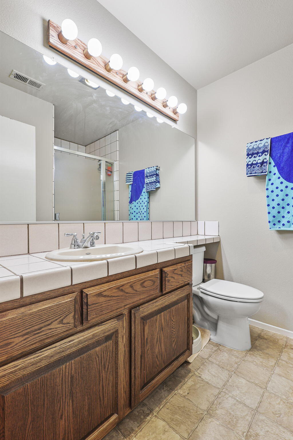 444 Ridgecrest Trail, Unit 219 Redding, CA 96003 - Photo 18 of 36 Hall bath