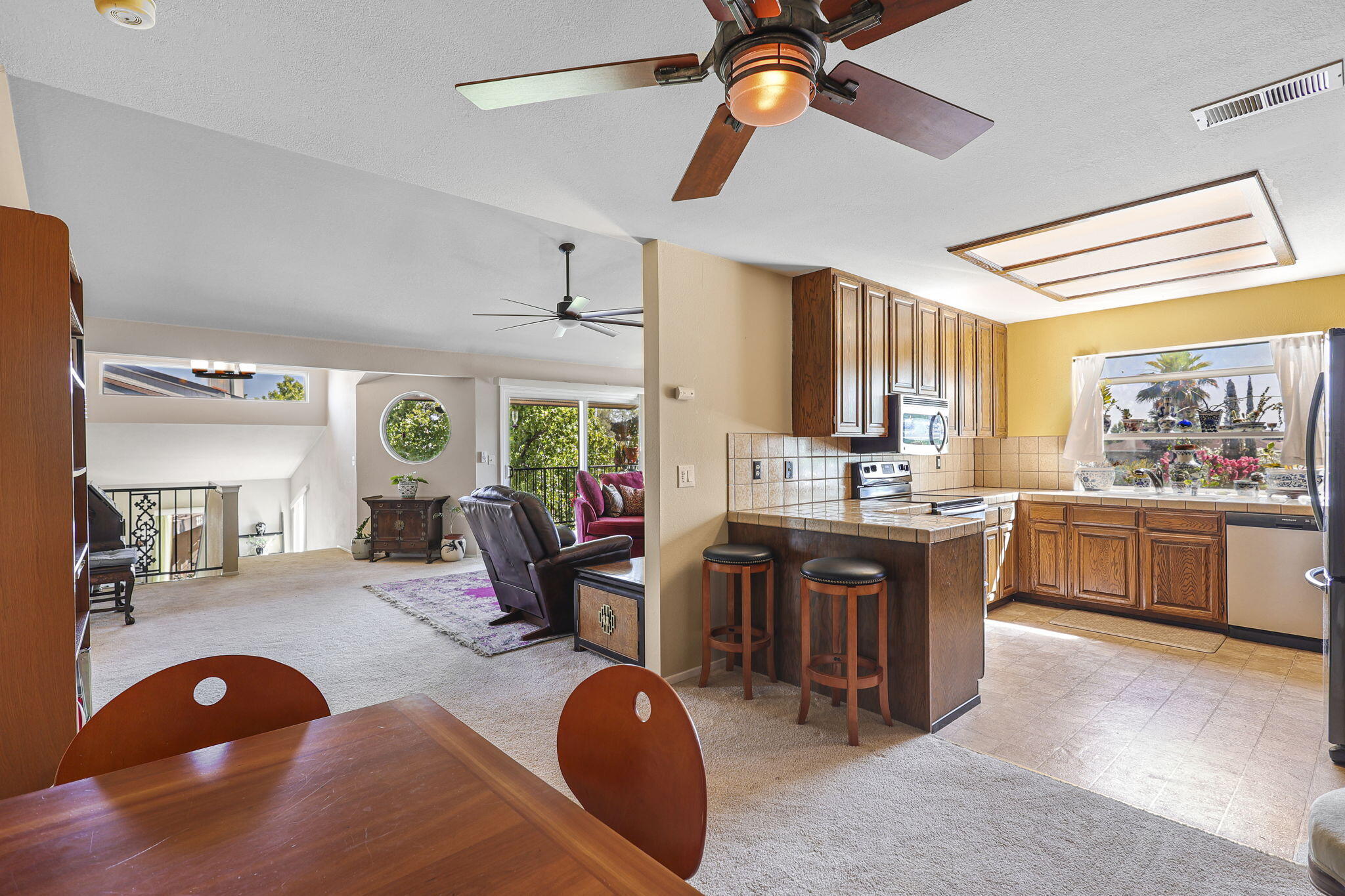 444 Ridgecrest Trail, Unit 219 Redding, CA 96003 - Photo 26 of 36 Kitchen/living room